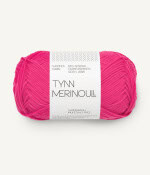 Sandnes Garn Tynn Merinoull in Hot Pink, ideal zum Stricken und Häkeln.