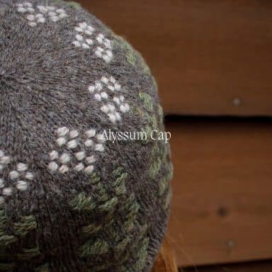 BC Garn ALYSSUM CAP Mütze aus Wolle mit Blumenmuster, handgestrickt.