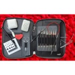 ChiaoGoo Forté 2.0 SS-Tipped Set in einer schwarzen Tasche auf rotem Wollstoff.