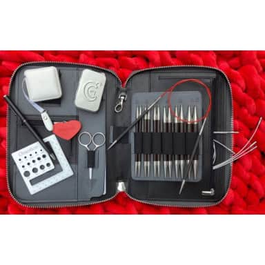 ChiaoGoo Forté 2.0 SS-Tipped Set in einer schwarzen Tasche auf rotem Wollstoff.