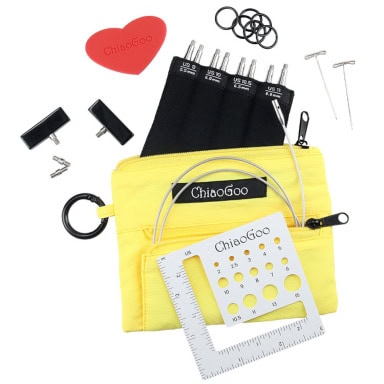 ChiaoGoo TWIST Shorties Set mit Nadeln, Zubehör und Aufbewahrung in Gelb.