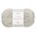 Sandnes Garn Tynn Peer Gynt in hellem Grau meliert, ideal für Strick- und Häkelprojekte.