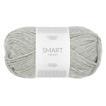 Sandnes Garn Smart Wolle in hellem Grau, perfekt zum Stricken und Häkeln.