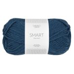 Sandnes Garn Smart in Dunkelblau, perfekt für Strick- und Häkelprojekte.