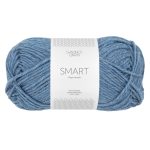 Sandnes Garn Smart Wolle in Blau, perfekt zum Stricken und Häkeln.