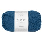 Sandnes Garn Smart in Aviation Blue, ideal zum Stricken und Häkeln.