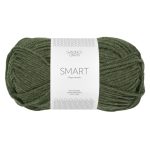 Sandnes Garn Smart Wolle in dunklem Grünton, perfekt für Stricken und Häkeln.