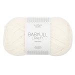 Sandnes Garn Babyull Lanett in natürlichem Weiß, ideal zum Stricken und Häkeln.