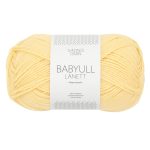 Sandnes Garn Babyull Lanett in sommerlichem Gelb, ideal für Strick- und Häkelprojekte.