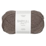 Sandnes Garn Babyull Lanett Garn in medium braun meliert.