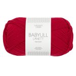 Sandnes Garn Babyull Lanett in Rot, ideal für Strick- und Häkelprojekte.