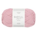 Sandnes Garn Babyull Lanett in gedecktem Pink, ideal zum Stricken und Häkeln.