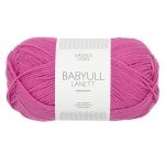 Sandnes Garn Babyull Lanett in Magenta, weiches Garn für Stricken und Häkeln.