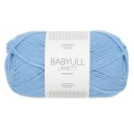 Sandnes Garn Babyull Lanett in Blau, für Strick- und Häkelprojekte.
