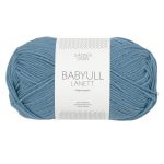 Sandnes Garn Babyull Lanett in der Farbe Jeans, perfekt für Strick- und Häkelprojekte.