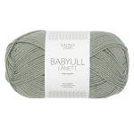 Sandnes Garn Babyull Lanett in dusty light green, weiches Garn für Strick- und Häkelprojekte.