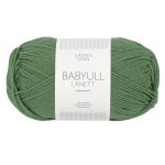 Sandnes Garn Babyull Lanett in grün, ideal für Strick- und Häkelprojekte.