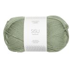 Sandnes Garn Sisu Garn in Dusty Light Green, ideal zum Stricken und Häkeln.