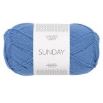 Sandnes Garn Sunday in Regatta Blue, perfekt für Strick- und Häkelprojekte.