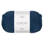 Sandnes Garn Sunday in Dunkelblau, perfekt für Strick- und Häkelprojekte.
