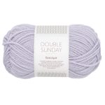 Sandnes Garn Double Sunday by PetiteKnit in perfektem Lila, ideal für Strick- und Häkelprojekte.