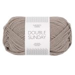 Sandnes Garn Double Sunday in Taupe, perfekt für Strick- und Häkelprojekte.