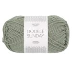 Sandnes Garn Double Sunday in dusty light green, ideal zum Stricken und Häkeln.