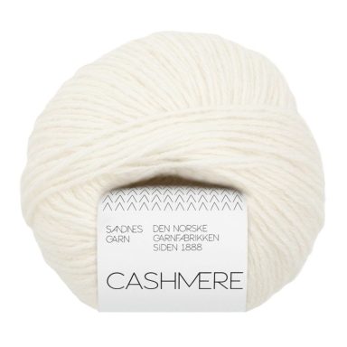Sandnes Garn Cashmere in Weiß, ideal für Strick- und Häkelprojekte.