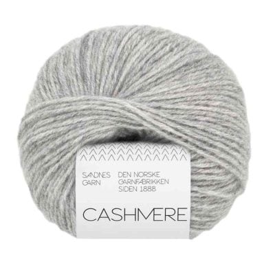 Sandnes Garn Cashmere in Grau, perfekt für Strick- und Häkelprojekte.