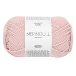 Sandnes Garn Merinoull in Powder Pink, weiches Garn zum Stricken und Häkeln.