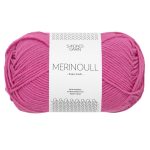 Sandnes Garn Merinoull in Magenta, hochwertiges Garn zum Stricken und Häkeln.