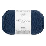 Sandnes Garn Merinoull in Dunkelblau, perfekt für Strick- und Häkelprojekte.