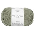 Sandnes Garn Merinoull in dusty light green, ideal zum Stricken und Häkeln.