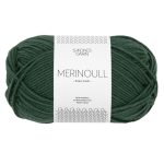 Sandnes Garn Merinoull in tiefem Waldgrün, perfekt für Strick- und Häkelprojekte.