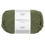 Sandnes Garn Merinoull in Olive Green, perfekt für Strick- und Häkelprojekte.