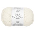 Sandnes Garn Tynn Merinoull in Weiß, ideal zum Stricken und Häkeln.