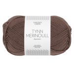 Sandnes Garn Tynn Merinoull in der Farbe Acorn, perfekt für Strick- und Häkelprojekte.