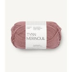Sandnes Garn Tynn Merinoull in Misty Rose, ideal zum Stricken und Häkeln.