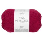Sandnes Garn Tynn Merinoull in Rumba Red, hochwertiges Garn zum Stricken und Häkeln.