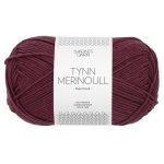 Sandnes Garn Tynn Merinoull in tiefem Burgunder, ideal zum Stricken und Häkeln.