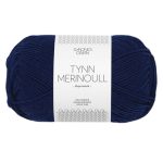 Sandnes Garn Tynn Merinoull in navy, ideal für Stricken und Häkeln.