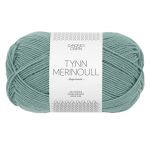 Sandnes Garn Tynn Merinoull in Petrol, ideal zum Stricken und Häkeln.