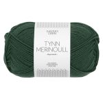 Sandnes Garn Tynn Merinoull in tiefem Waldgrün, ideal zum Stricken und Häkeln.