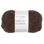 Sandnes Garn Borstet Alpakka in dunklem Braun, ideal zum Stricken und Häkeln.