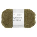 Sandnes Garn Borstet Alpakka in dunklem Olivgrün, Nahaufnahme des Garns.