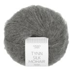 Sandnes Garn Tynn Silk Mohair in dunklem Grau meliert, feines Garn für Strick- und Häkelprojekte.