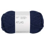 Sandnes Garn Atlas in Navy, perfekt für Strick- und Häkelprojekte.