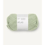 Sandnes Garn Atlas Wolle in dusty light green, ideal zum Stricken und Häkeln.