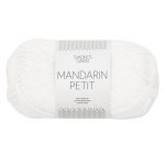 Sandnes Garn Mandarin Petit in Weiß, ideal für Strick- und Häkelprojekte.