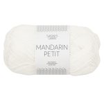 Sandnes Garn Mandarin Petit in Weiß, ideal für Strick- und Häkelprojekte.